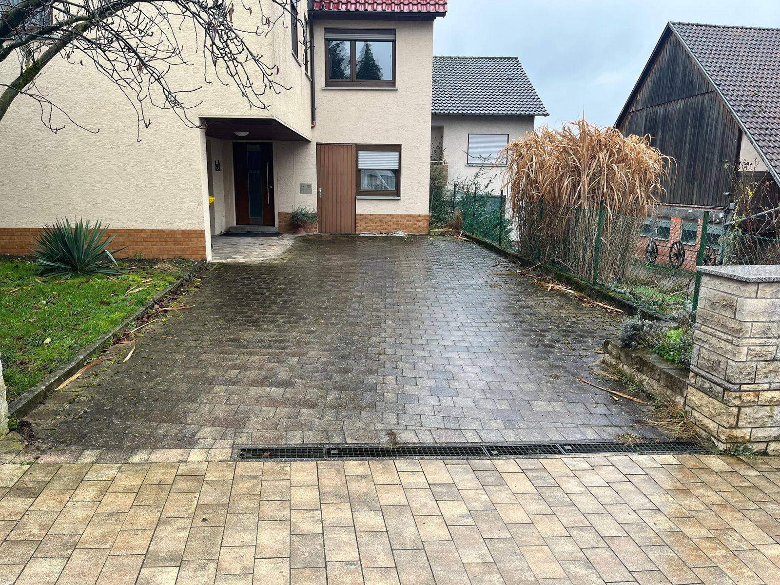 Nachher: Hofeinfahrt eines Wohnhauses in Allmersbach im Tal, vollständig geräumt und besenrein