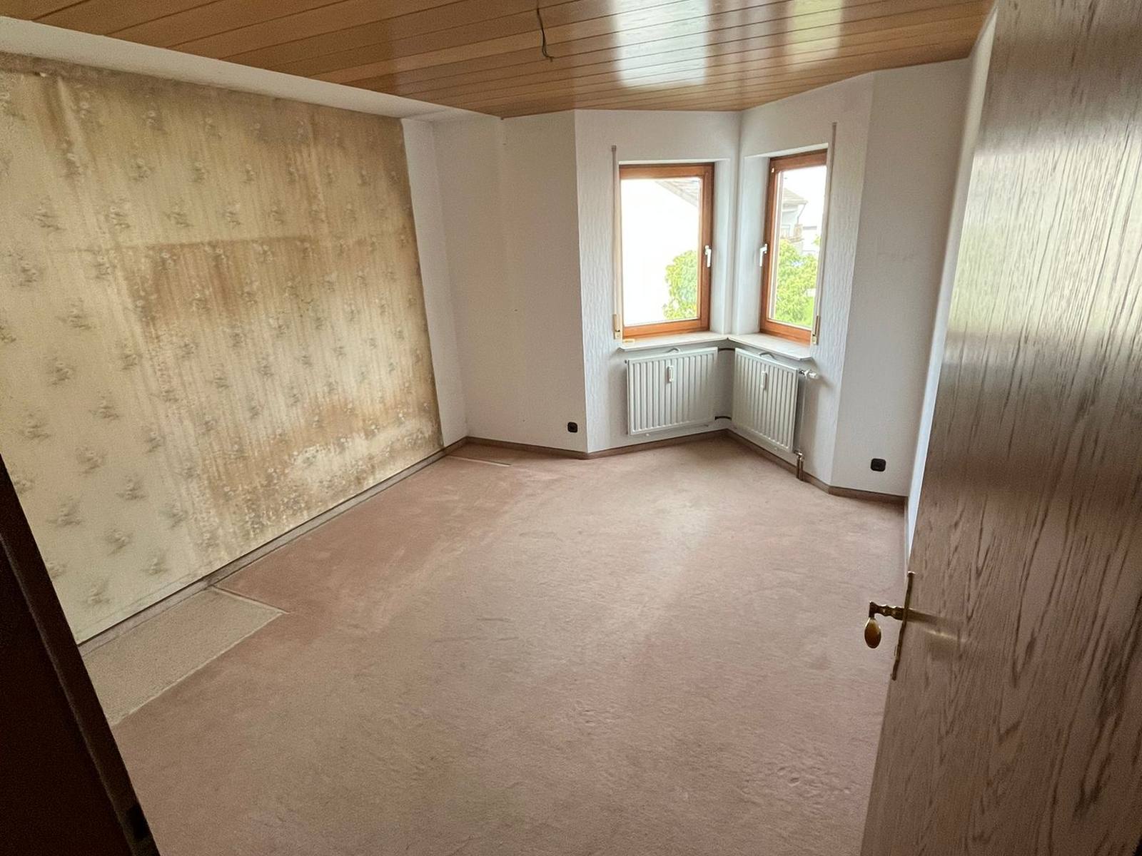 Nachher: dasselbe Schlafzimmer mit Erkerfenstern, Einbauschränke entfernt und leer geräumt