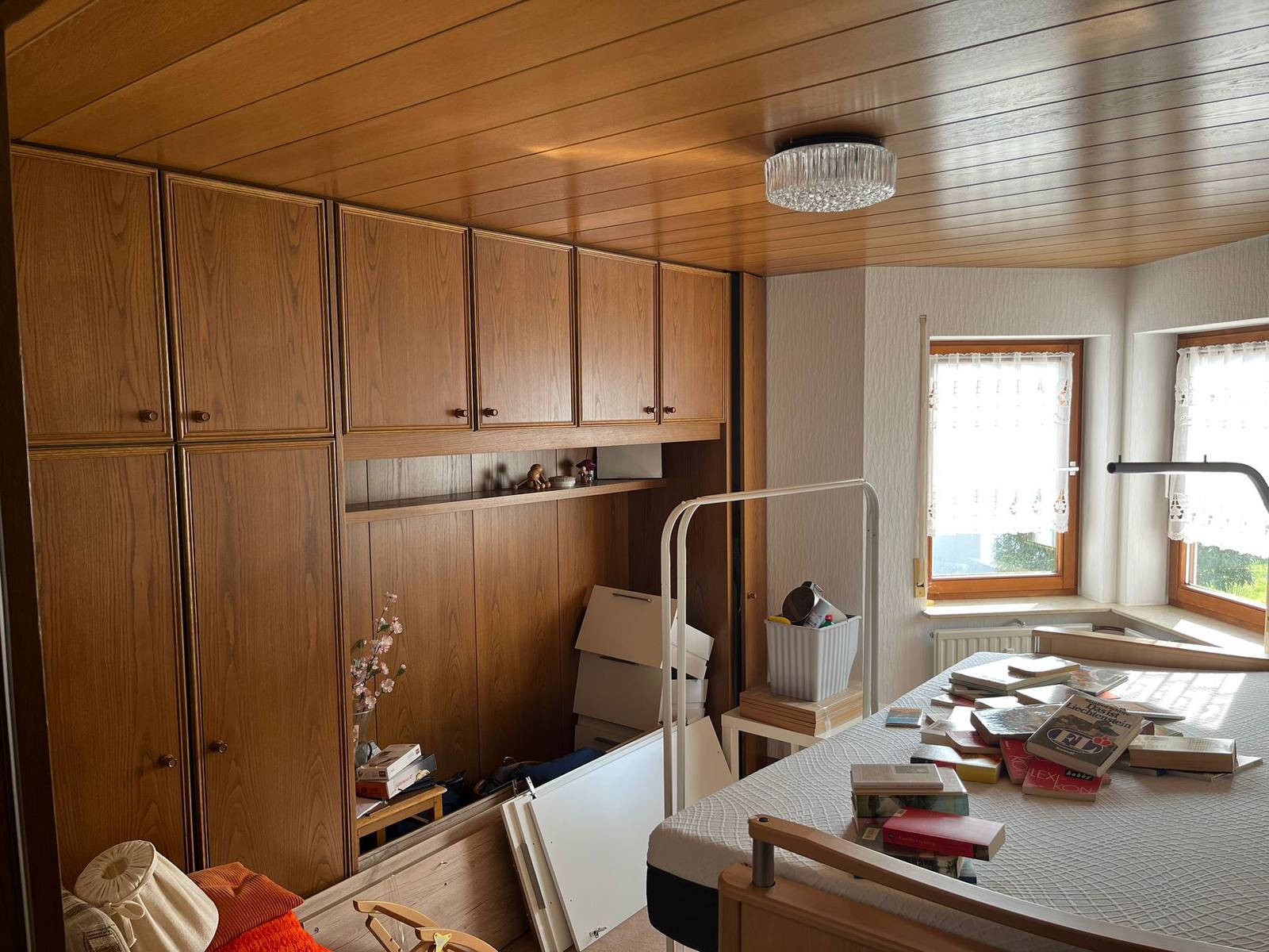 Vorher: Schlafzimmer in Schorndorf mit Einbauschrankwand, Pflegebett und Büchern