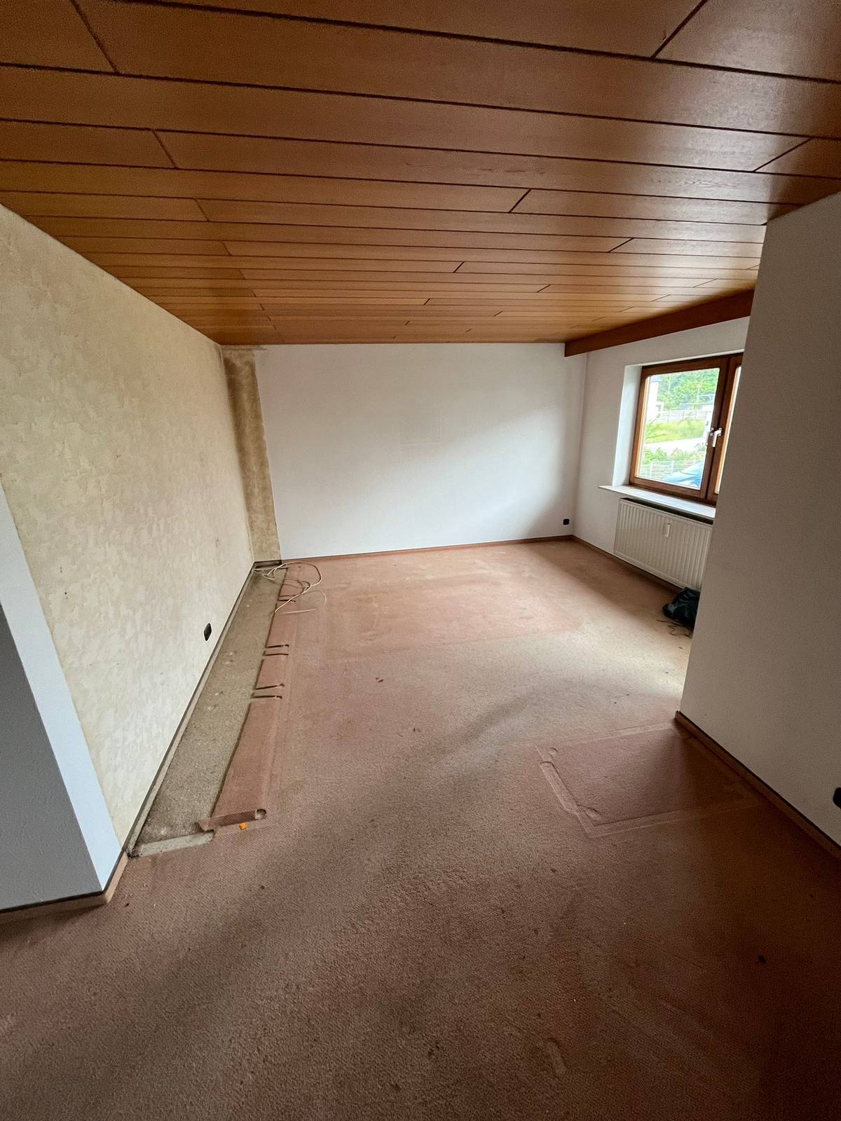 Nachher: dasselbe Wohnzimmer vollständig leer geräumt