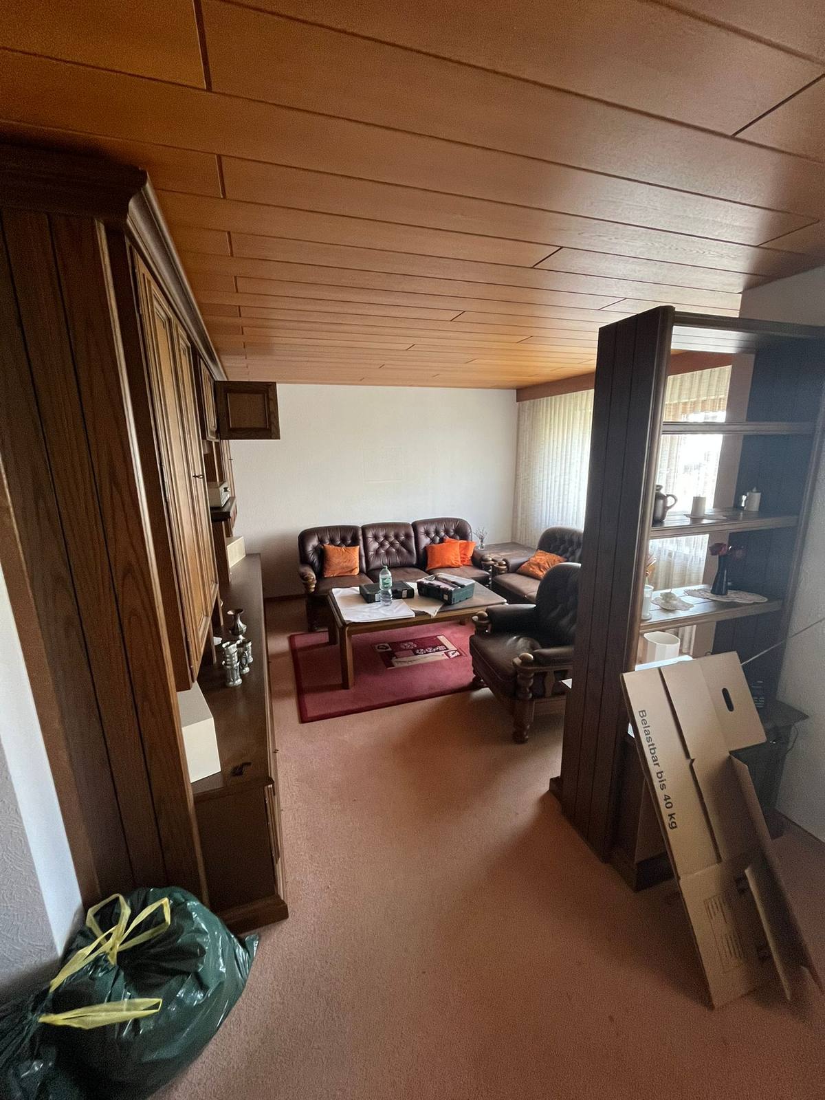 Vorher: Wohnzimmer in Schorndorf mit Ledersofas, Couchtisch, Wohnwand und Raumteiler-Regal